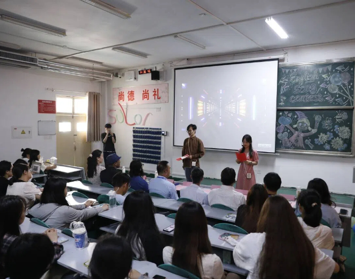 The First English Singing Competition Was Held by English Salon of Foundation Department