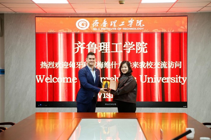 A Delegation from Semmelweis University in Hungary Visits QIT