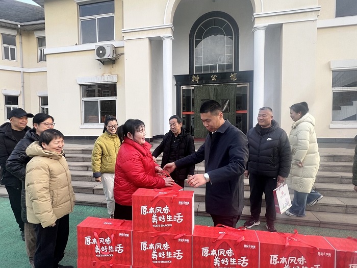President Chang Cuiming Visits and Extends New Year Greetings to Staff on Duty During Chinese New Year's Eve